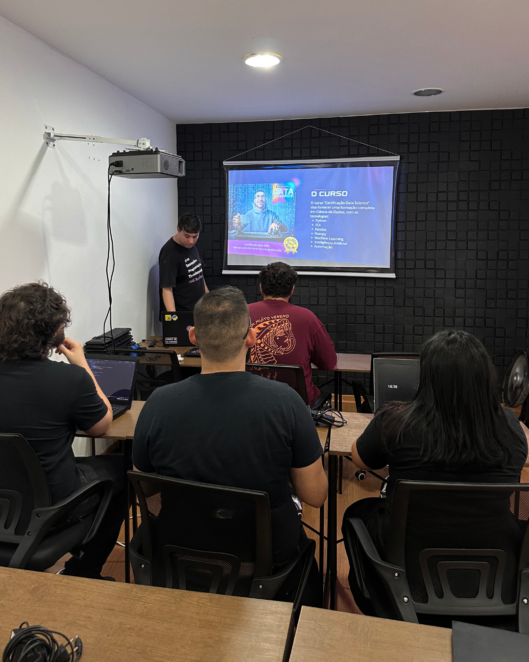 Sala de aula presencial da Codi Academy em Juiz de Fora