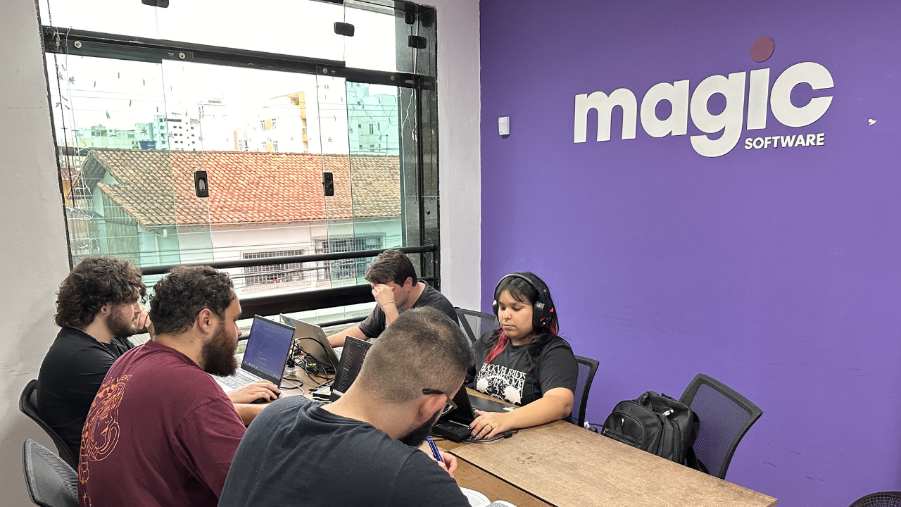 Equipe da Magic Software trabalhando no escritório