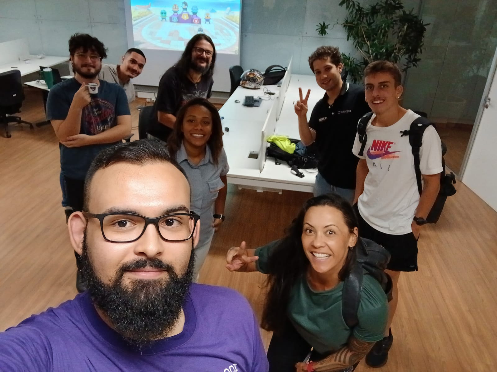 Professor acompanhando alunos em aula presencial